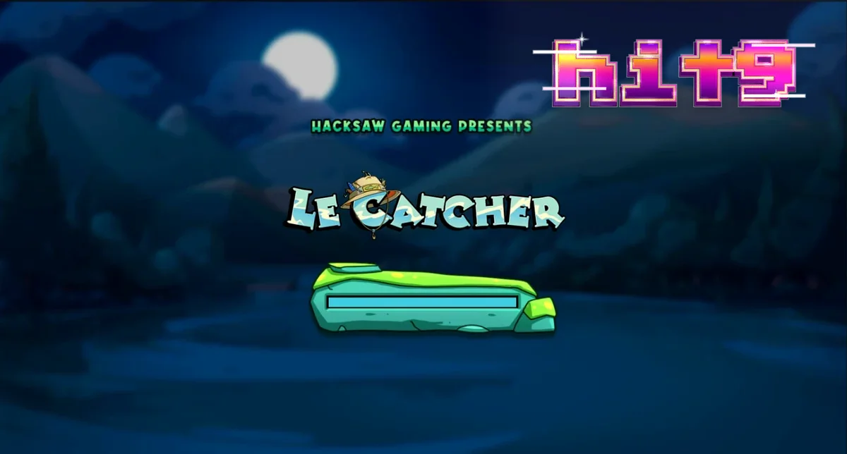 Rakun pemancing yang lucu dalam slot Le Catcher dengan latar belakang malam hari.